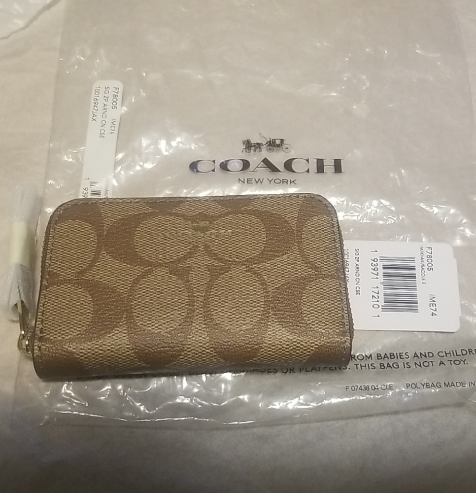 Brand New W/Tags!🌻🌞Coach Brown Signature Zip Card Holder. **CUTE**